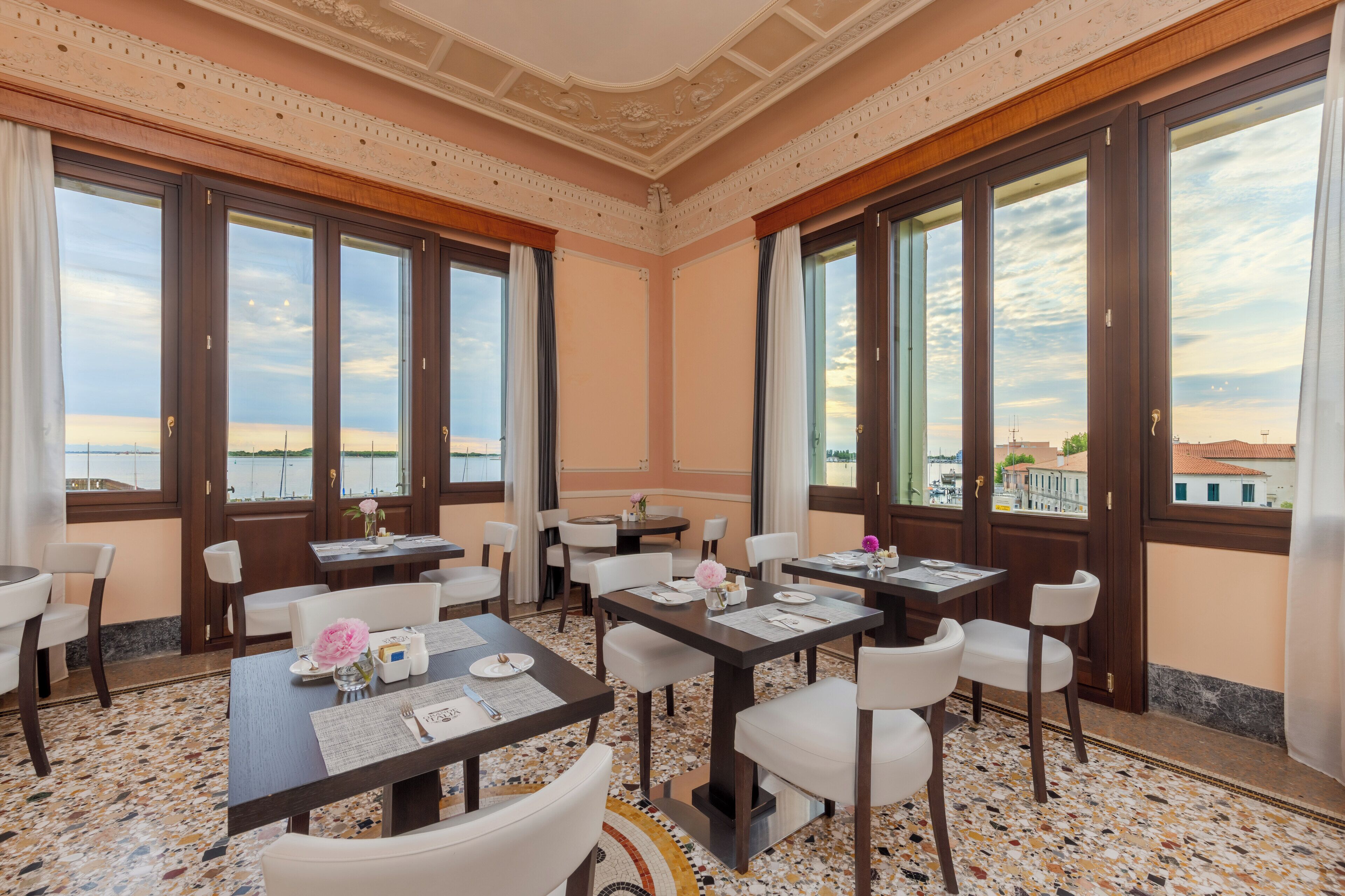 Tägliches kontinentales Frühstück (12 EUR pro Person)