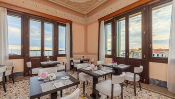 Tägliches kontinentales Frühstück (12 EUR pro Person)