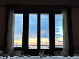 Desayuno continental diario (EUR 12 por persona)