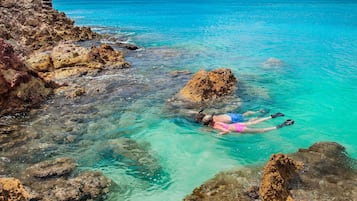 Sulla spiaggia, sabbia bianca, lettini da mare, ombrelloni