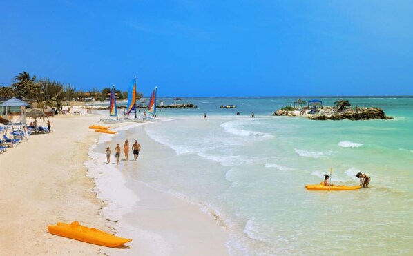 Pantai persendirian, pasir putih, selam skuba, bersnorkel 