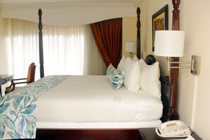 Premium bedding, in-room safe, individually furnished, desk - The Courtleigh Hotel and Suites (Kingston)
