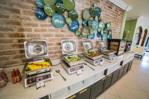 Free buffet breakfast - The Courtleigh Hotel and Suites (Kingston)
