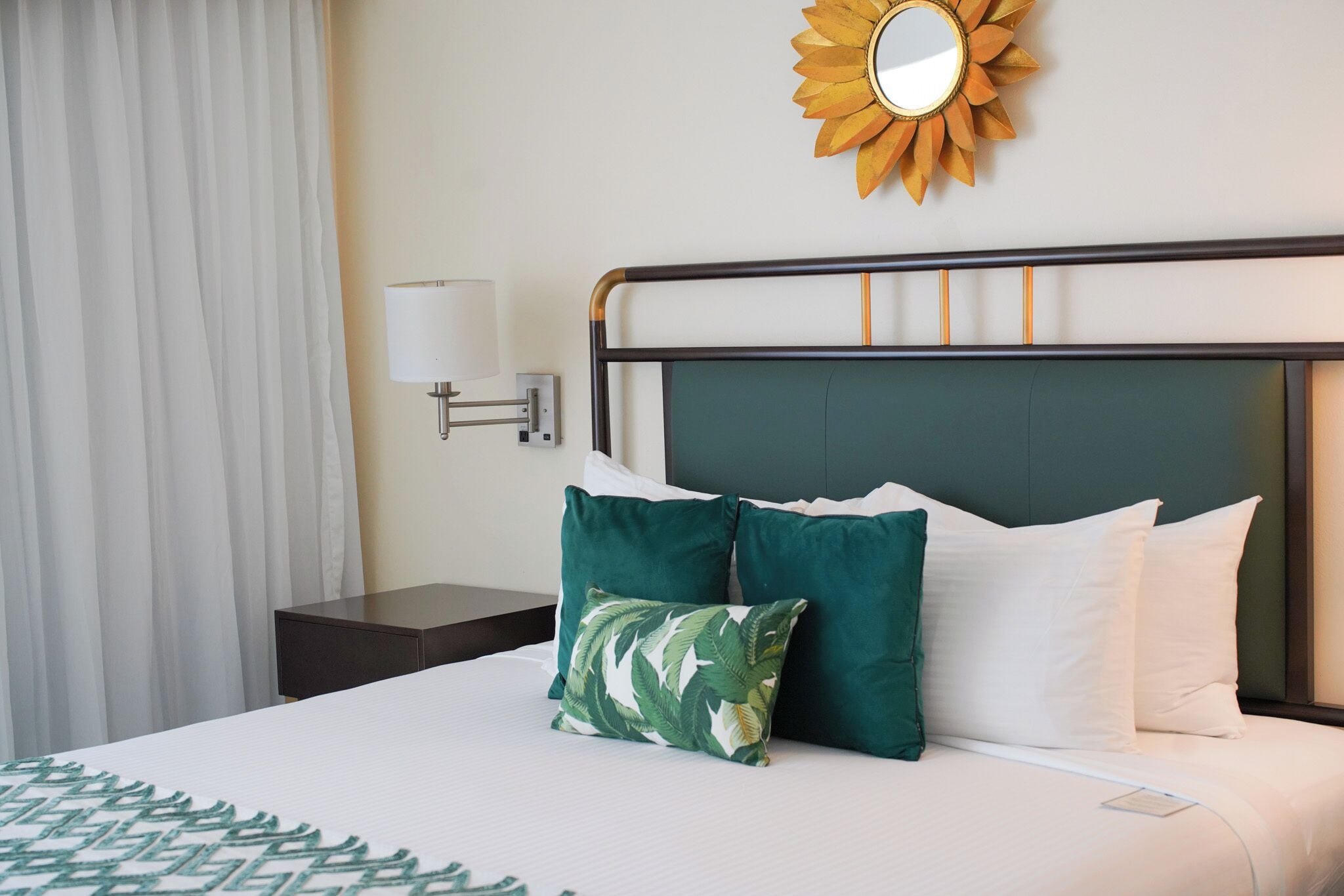 Quarto luxo | Roupas de cama premium, cofres nos quartos, individualmente mobiliados