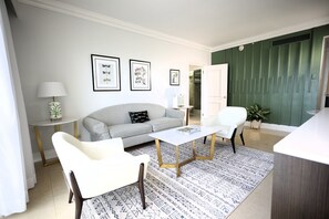 In-room dining - The Courtleigh Hotel and Suites (Kingston)