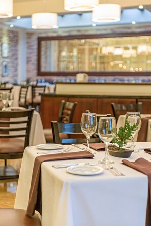 3 restaurants, breakfast, lunch, dinner served; international cuisine  - Hotel Dann Carlton Quito (Quito)