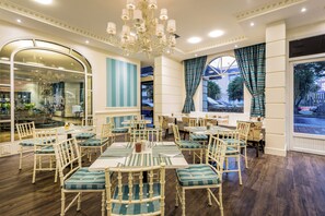 3 restaurants, breakfast, lunch, dinner served; international cuisine 