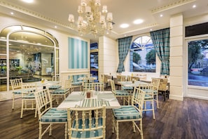 3 restaurants, breakfast, lunch, dinner served; international cuisine