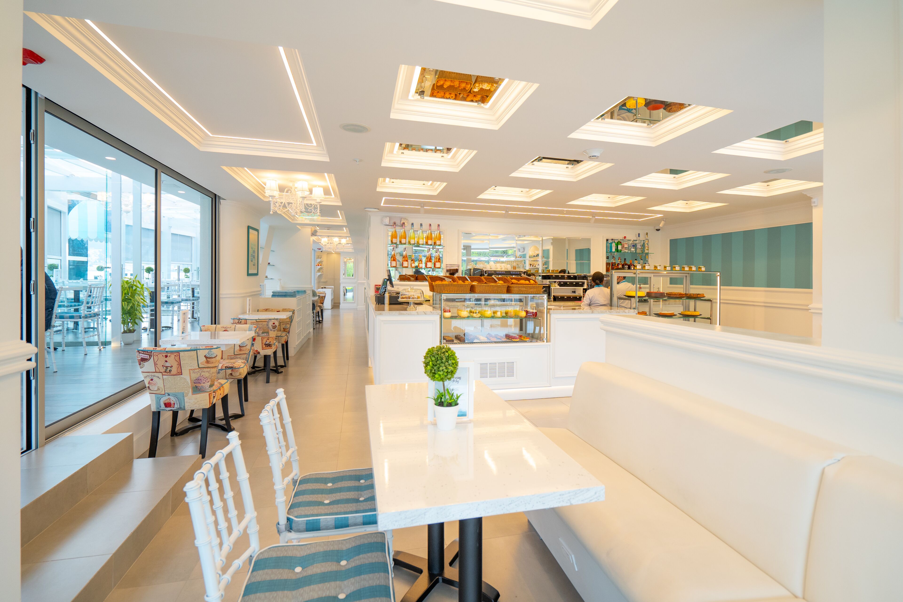 3 restaurants, breakfast, lunch, dinner served; international cuisine