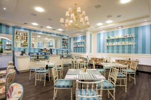 3 restaurantes, se sirven desayunos, comidas y cocina internacional