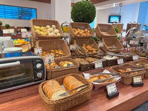3 か所のレストラン : 朝食、ランチ、ディナーに営業