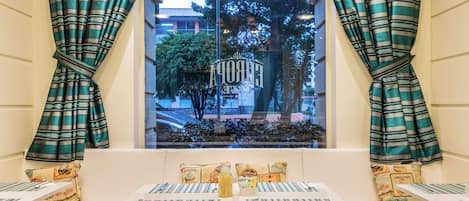 3 restaurants, spécialités Cuisine internationale