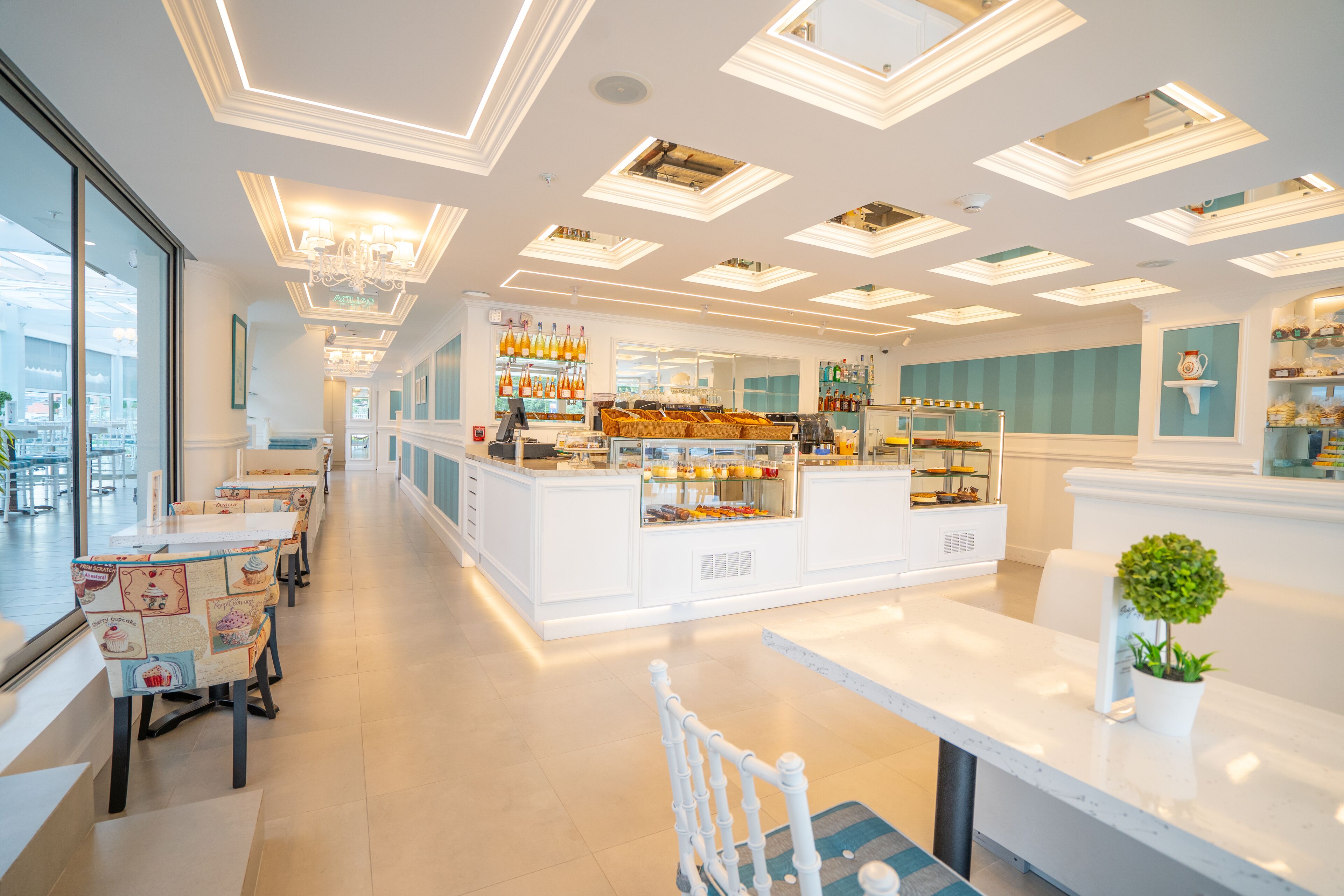 3 restaurants, breakfast, lunch, dinner served; international cuisine