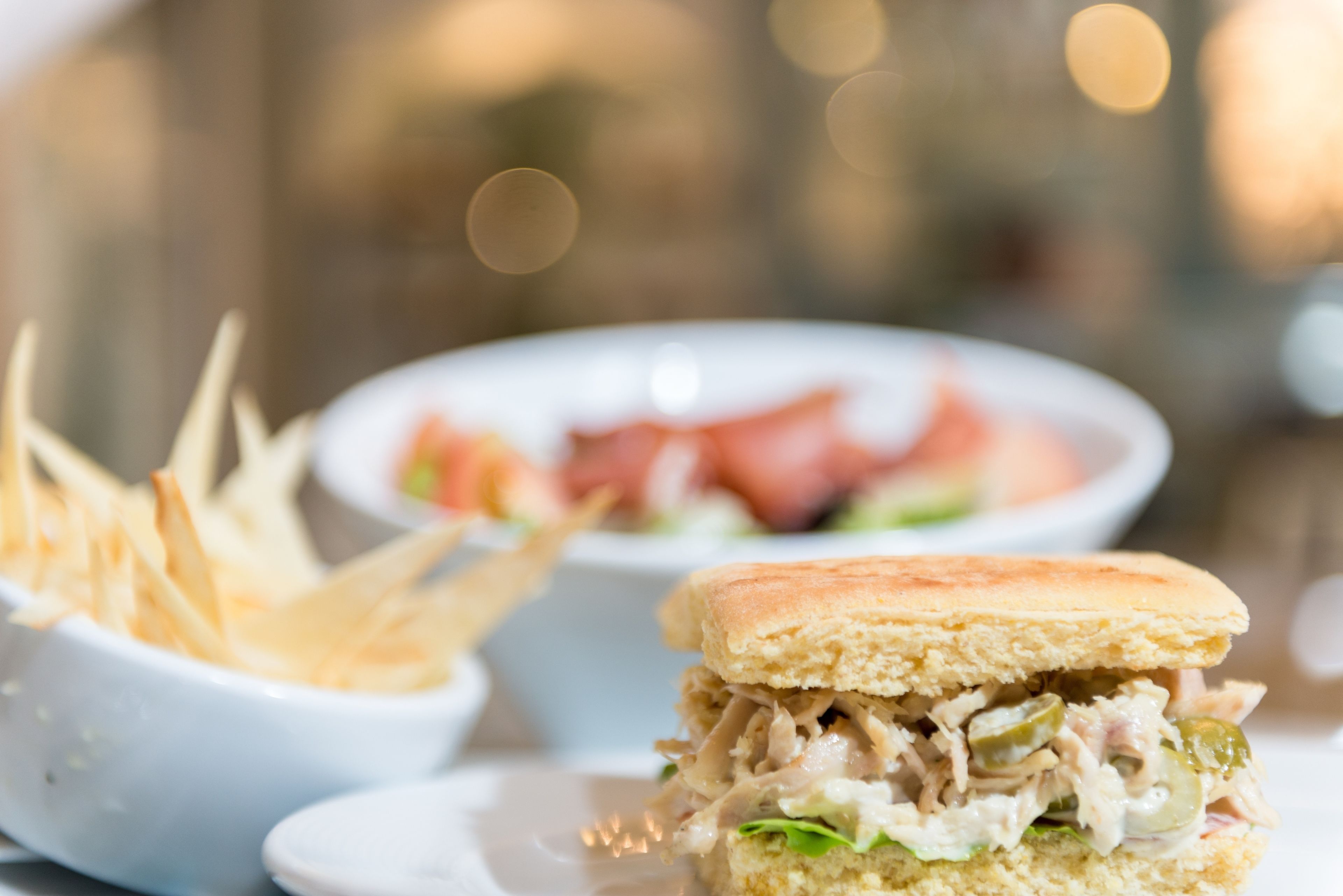 Un sándwich acompañado de papas fritas y una ensalada.