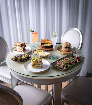 2 bares o lounges, bar de cocteles