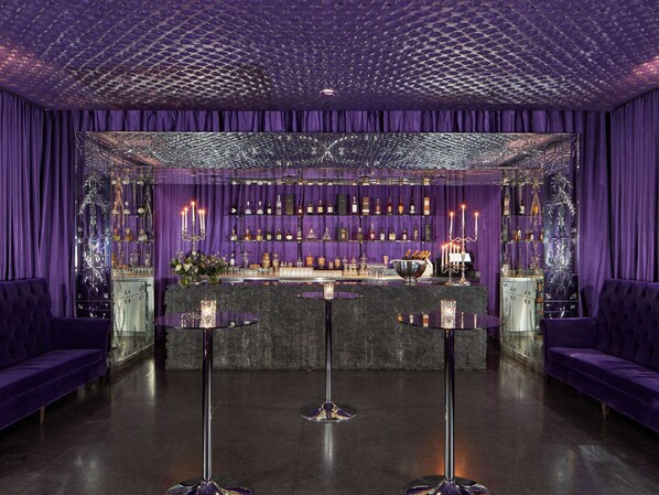 2 bars/lounges, cocktail bar