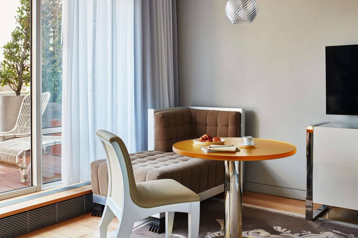 Ropa de cama de alta calidad y minibar