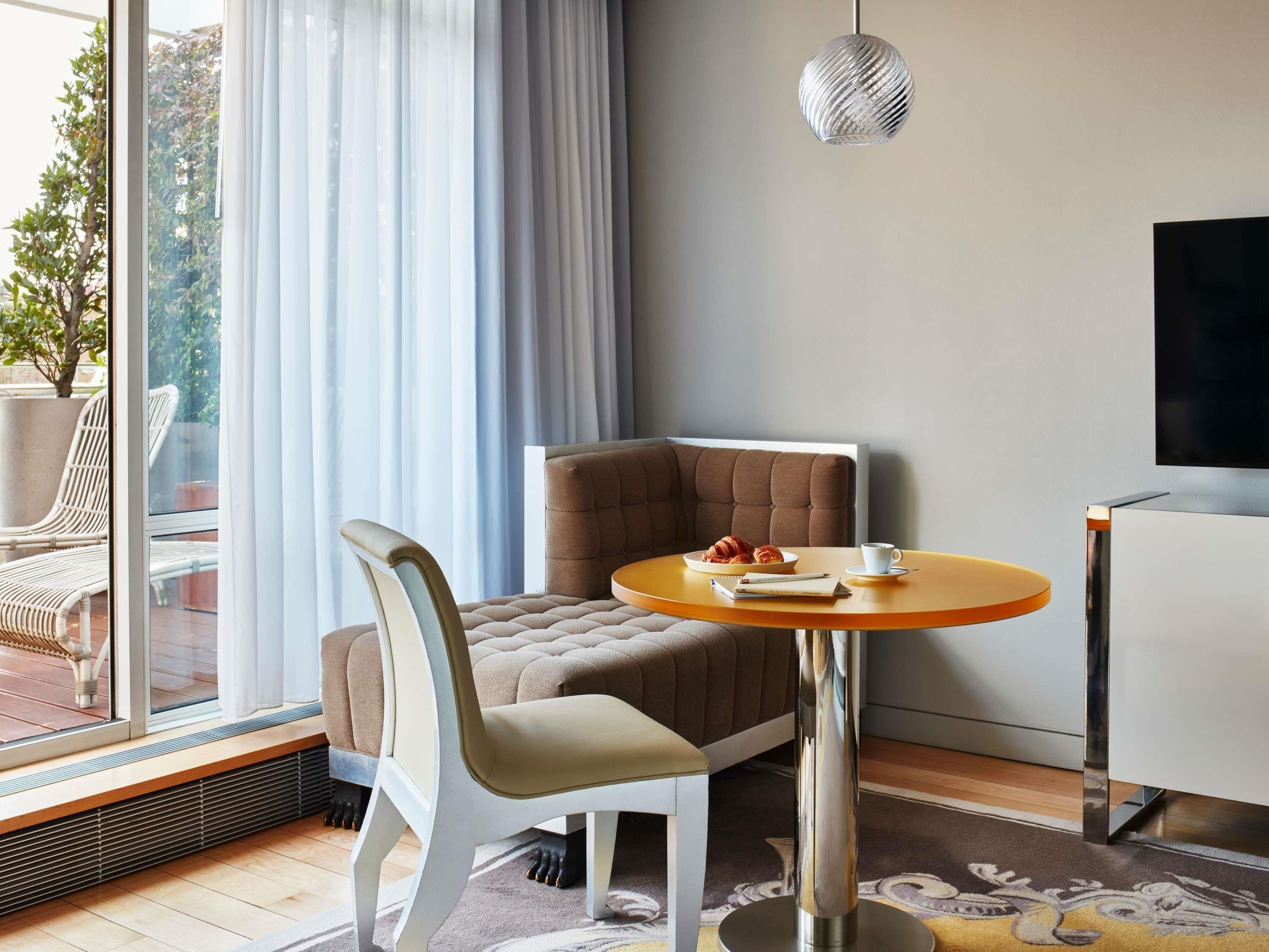 Suite, terrasse | Sengetøy av topp kvalitet, minibar, safe på rommet og skrivebord