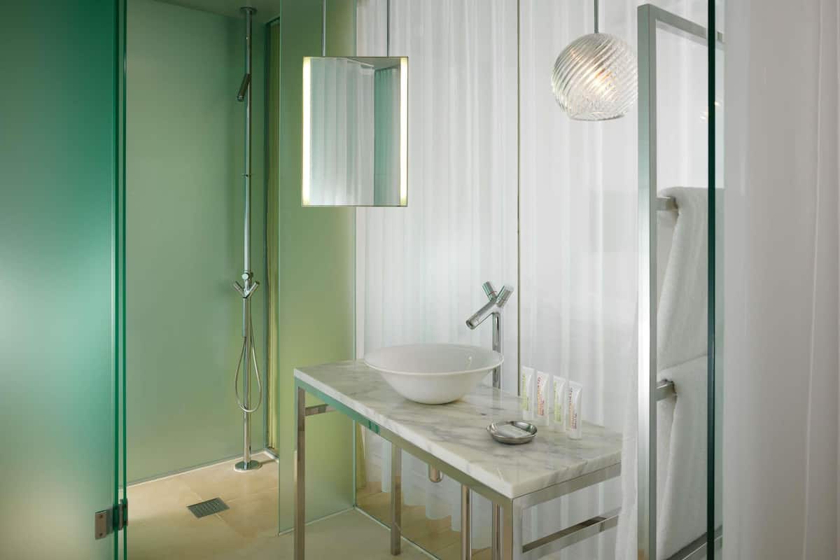 Ropa de cama de alta calidad y minibar