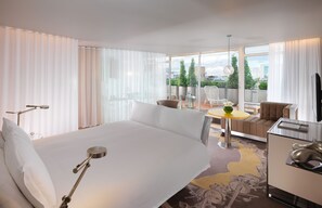 Suite, 1 kingsize bed, terras | Luxe beddengoed, een minibar, een kluis op de kamer, een bureau