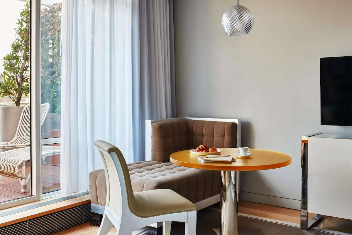 Suite, terrasse | Literie de qualité, minibar, coffre-fort, bureau