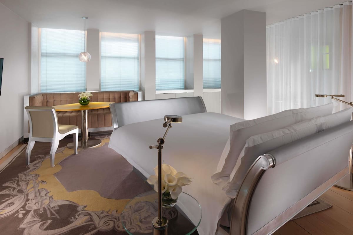 Ropa de cama de alta calidad y minibar