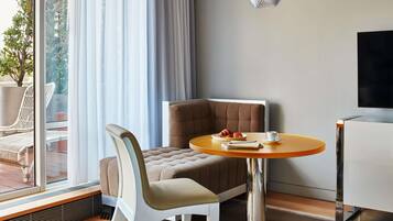 Suite, terrasse | Sengetøy av topp kvalitet, minibar, safe på rommet og skrivebord