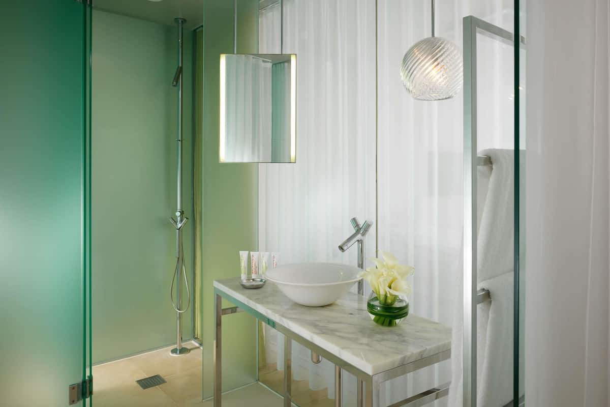Ropa de cama de alta calidad y minibar