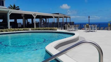 Piscine extérieure, parasols de plage, chaises longues