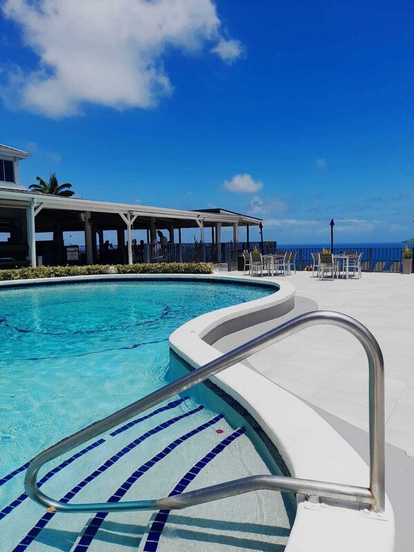 Piscine extérieure, parasols, chaises longues