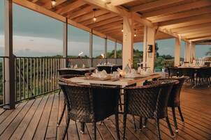 Se sirven desayunos y almuerzos; cocina internacional; con vista al mar
