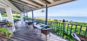 Breakfast, lunch, dinner served; international cuisine, sea views 