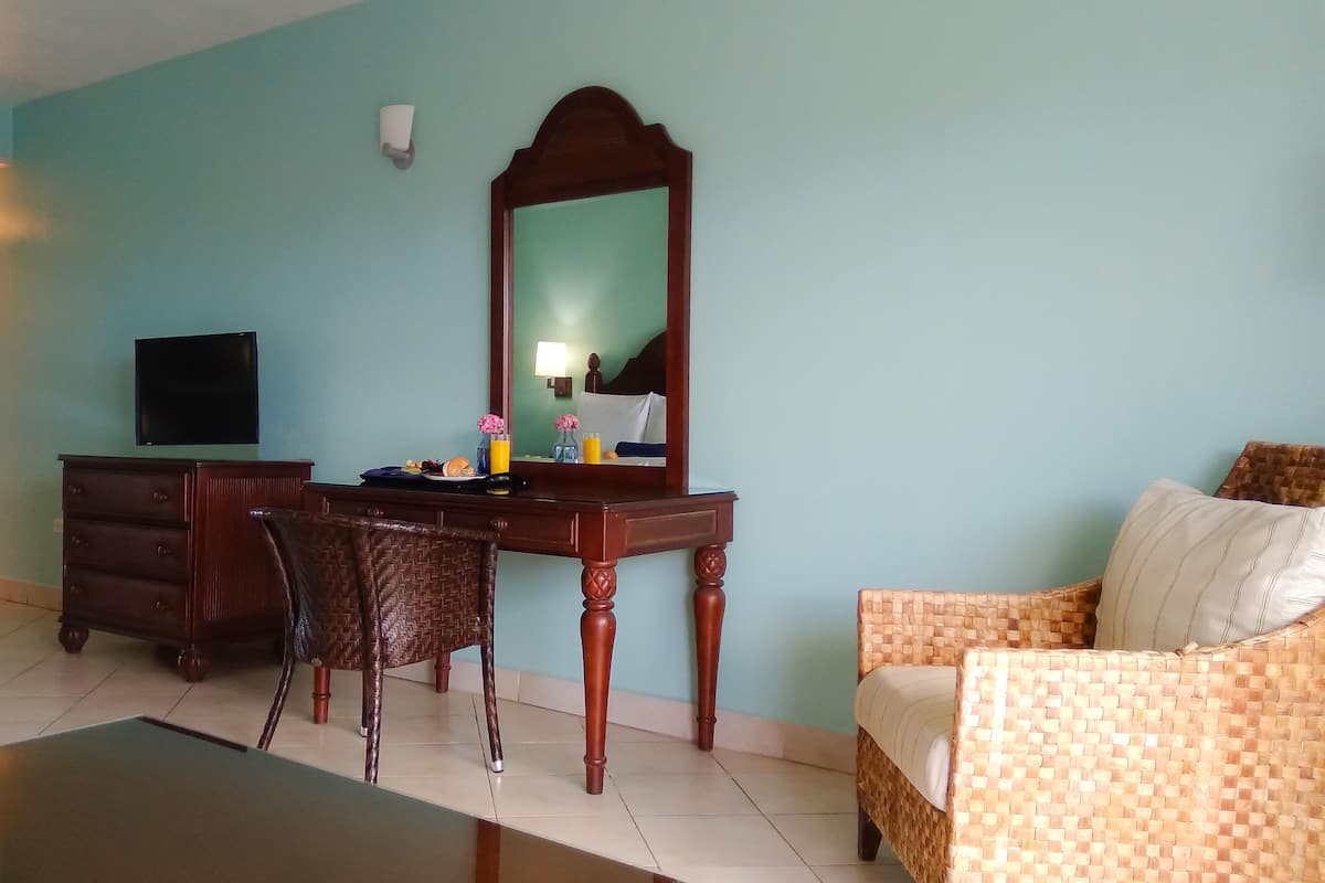 deluxe studio, non smoking, garden view | 1 bedroom, premium bedding, in-room safe, individually decorated