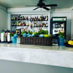 Petit déjeuner, déjeuner et dîner servis sur place, vue sur la mer
