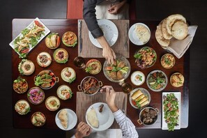 منطقة تناول الطعام للأسر