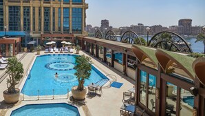 حمّام سباحة خارجي، كبائن (بتكلفة إضافية)، مقاعد للتشمس