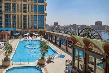 Una piscina al aire libre, camas de piscina con cargo. Four Seasons Hotel Cairo at First Residence