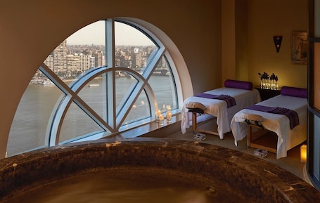 Salas de tratamiento para parejas, una bañera de hidromasaje. Four Seasons Hotel Cairo at First Residence
