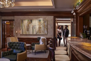 6 restaurants, breakfast served