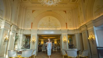 6 restaurants; breakfast, lunch, dinner, and brunch served