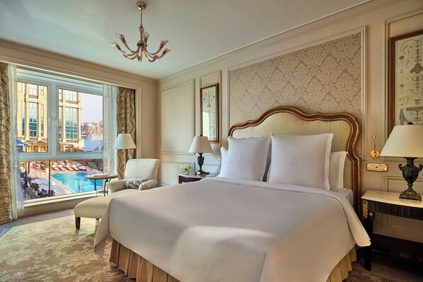 Executive Suite | Egyptian cotton sheets, premium bedding, Select Comfort beds, minibar