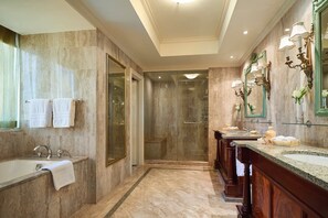 Suite presidencial | Baño | Bañera y ducha independientes y artículos de higiene personal gratuitos