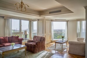 Suite (Ambassador) | Egyptian cotton sheets, premium bedding, Select Comfort beds, minibar