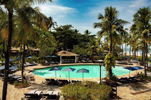 Inomhuspool, utomhuspool och solstolar