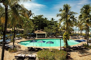 Piscine couverte, piscine extérieure, chaises longues
