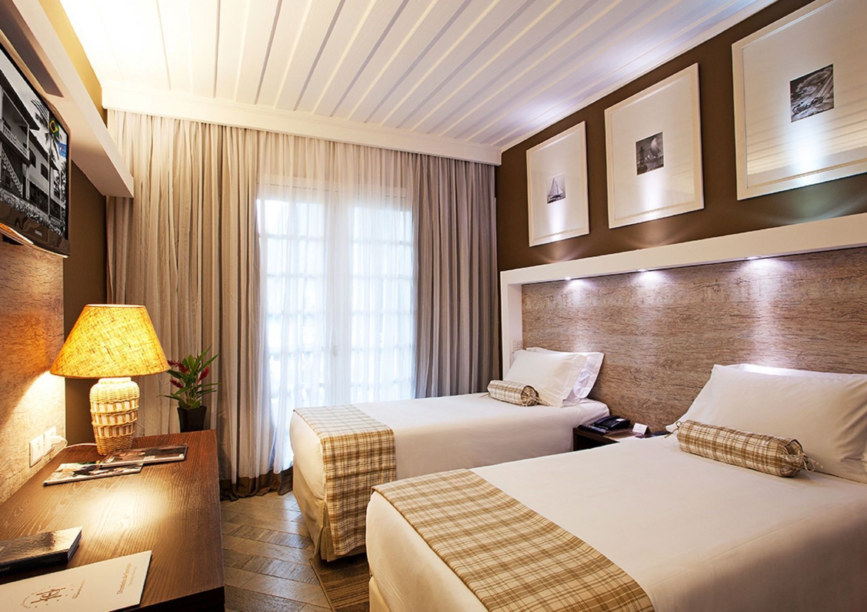 Minibar, coffres-forts dans les chambres, rideaux occultants