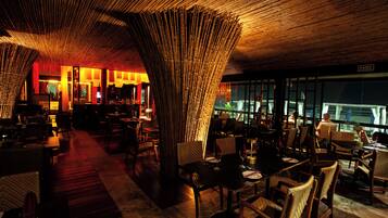 5 restaurants; breakfast, lunch and dinner served