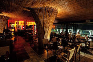 5 restaurants; breakfast, lunch, and dinner served