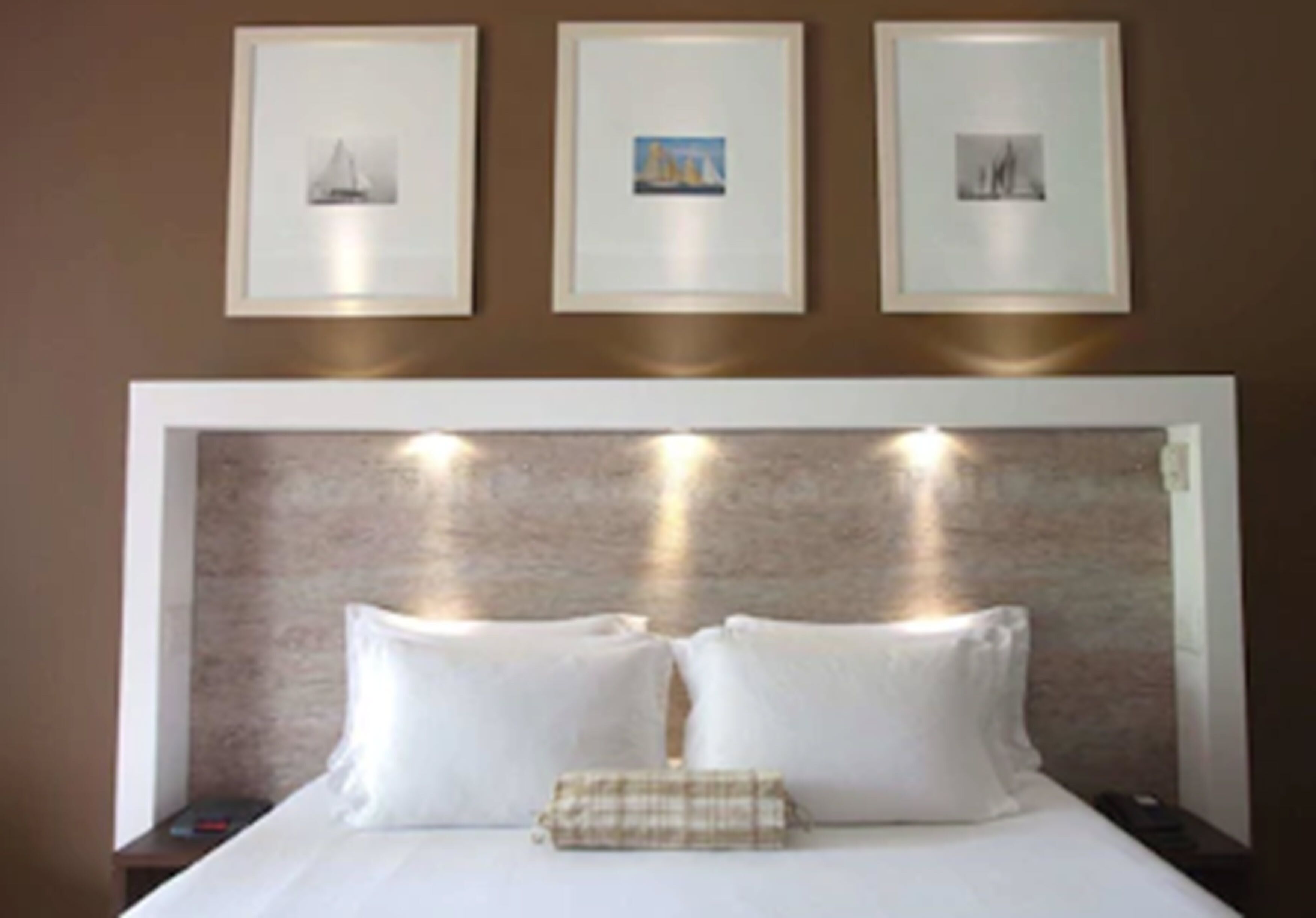 Frigobar, cofres nos quartos, cortinas blackout, quartos à prova de som