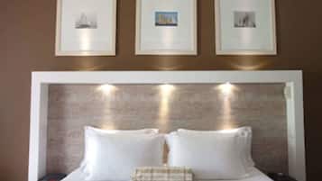 Frigobar, cofres nos quartos, cortinas blackout, quartos à prova de som